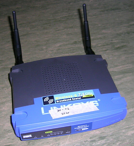 Kunden-Empfangsgerät auf Basis eines Linksys WRT54GL mit eigener OpenWRT-Firmware