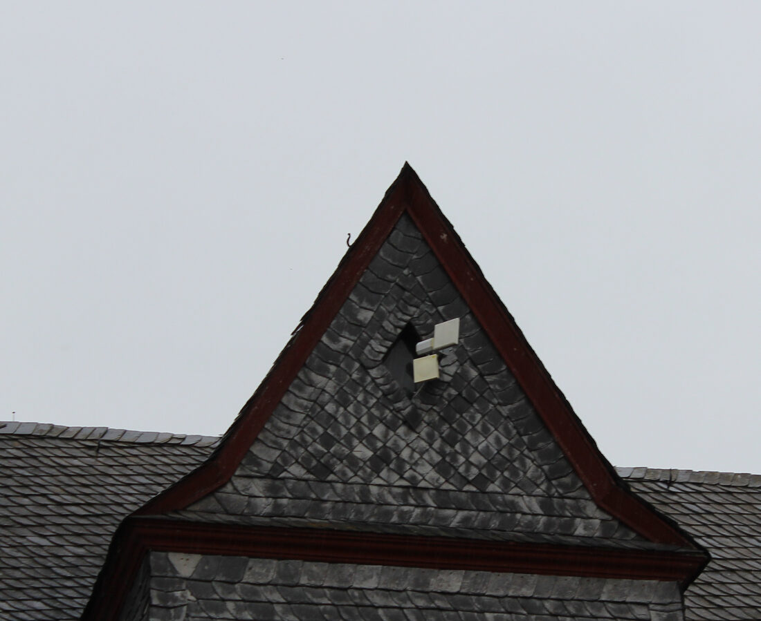 Panel-Antennen am Schiefergiebel eines Wohnhauses