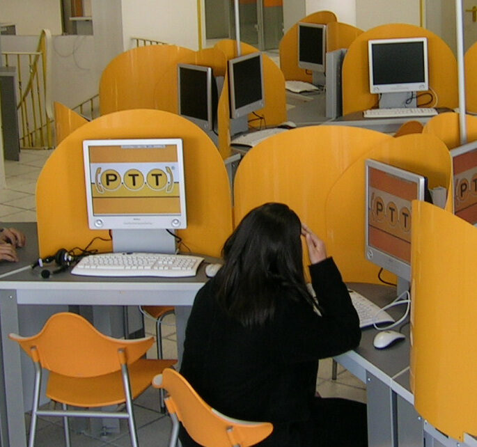 Internetcafé von innen: Terminal-Kabinen mit Login-Bildschirm